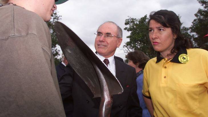 Jackie Kelly, right, with then prime minister John Howard on the campaign trail of the 1998 election. Photo: Mike Bowers