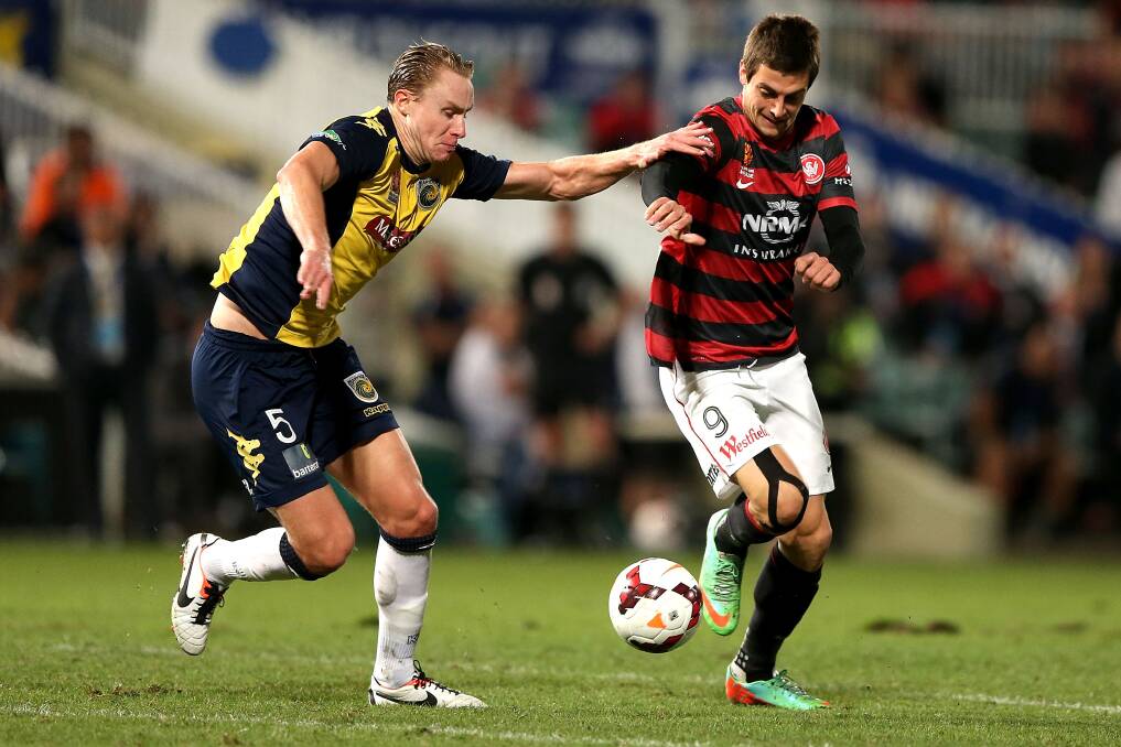 SYDNEY, AUSTRALIA - APRIL 26: Tomi Juric of the Wanderers contests the ball against Zachary Anderson of the Mariners during the A-League Semi Final match between the Western Sydney Wanderers and the Central Coast Mariners at Pirtek Stadium on April 26, 2014 in Sydney, Australia. (Photo by Ashley Feder/Getty Images)